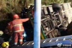 媒体爆料翻车场面视频,惊险翻车场面视频曝光，瞬间引发网友热议