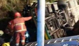 媒体爆料翻车场面视频,惊险翻车场面视频曝光，瞬间引发网友热议