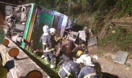 媒体爆料翻车场面视频,惊险翻车场面视频曝光，瞬间引发网友热议